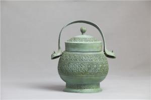 蟠虺紋卣